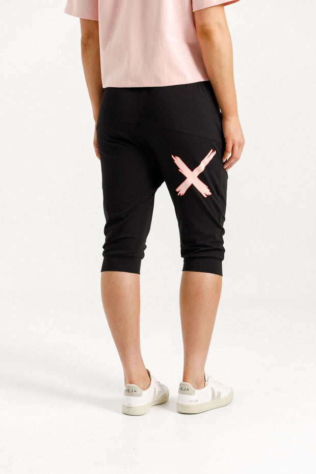 3/4 Apartment Pants - Black/Blossom Berry