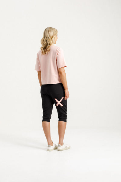 3/4 Apartment Pants - Black/Blossom Berry
